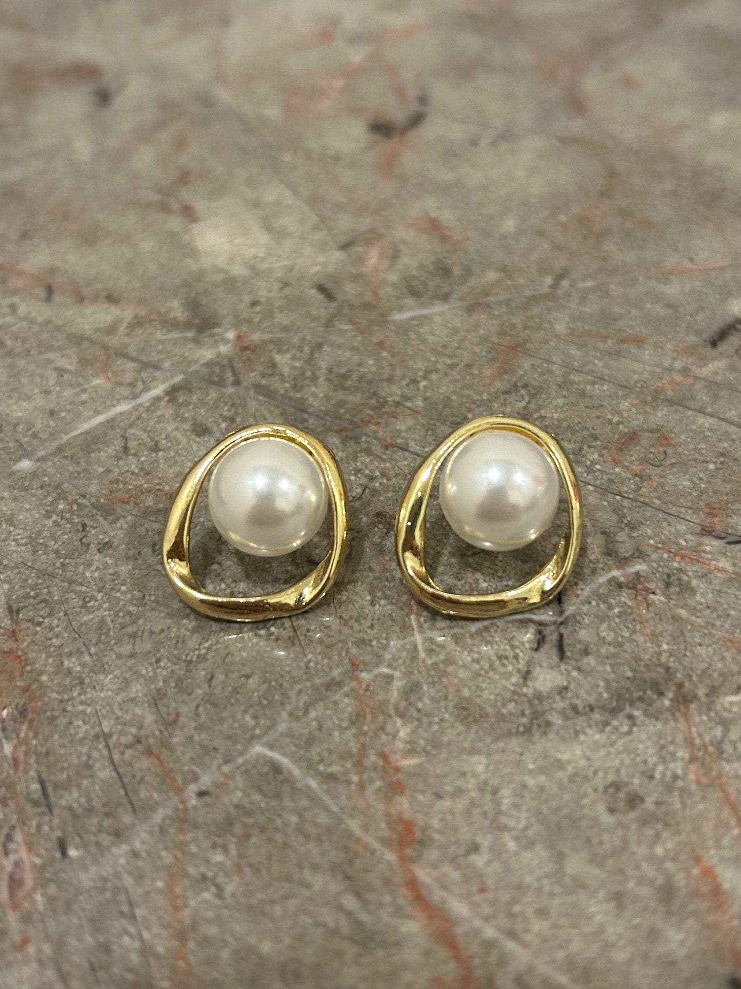 Aretes Dorados con Perla Grande