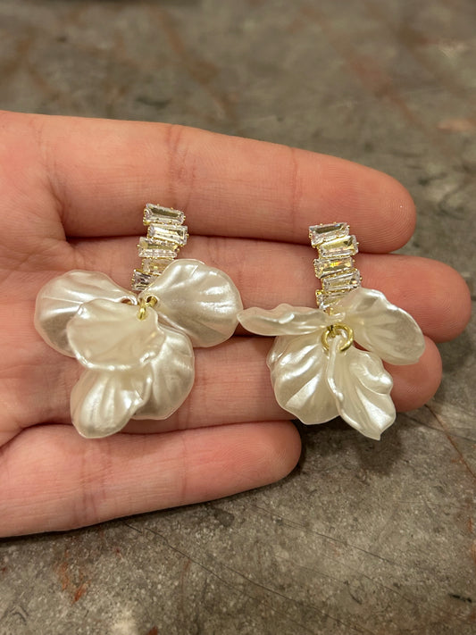 Aretes Petalos Blancos y Piedras