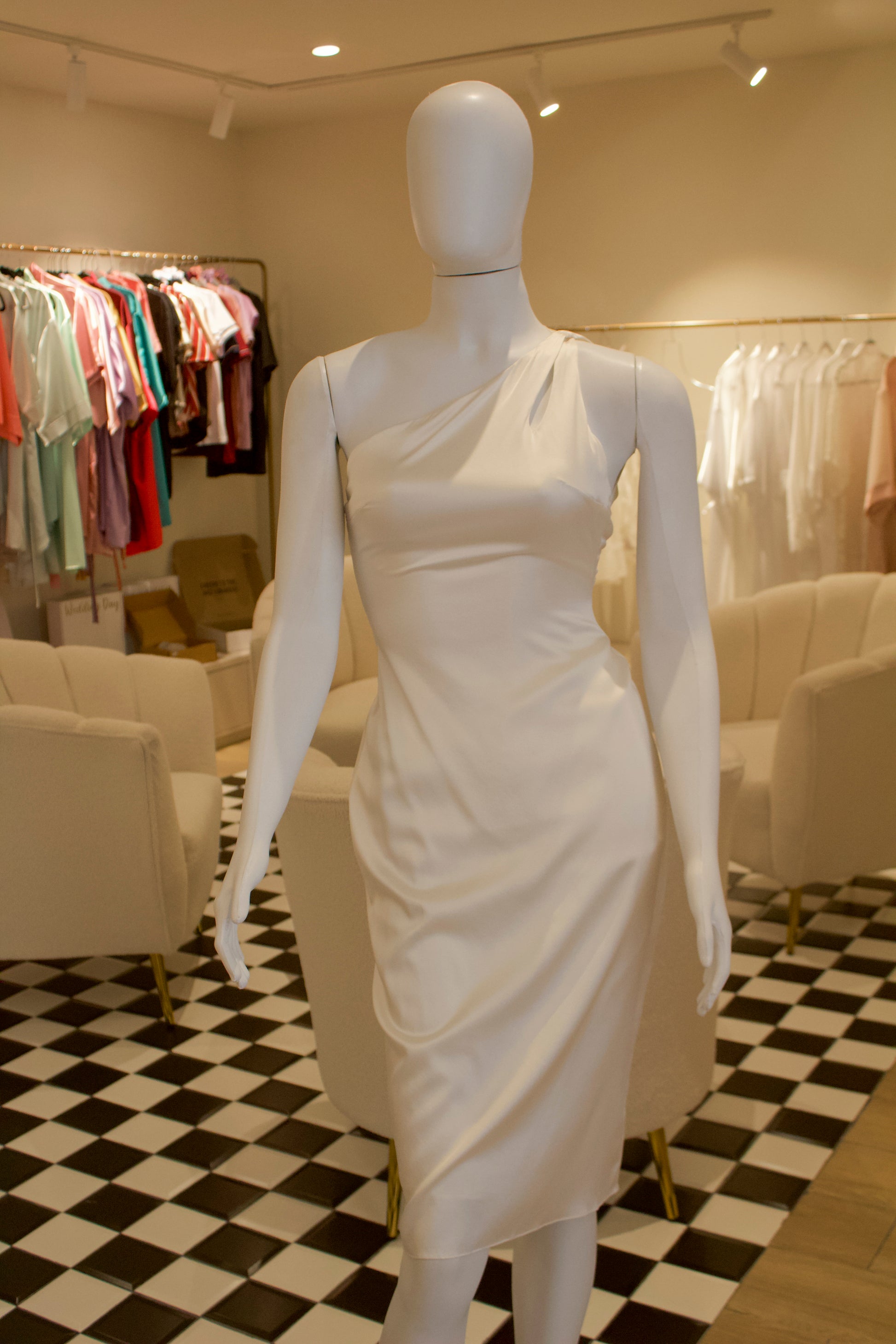 Vestido midi blanco de seda y un hombro