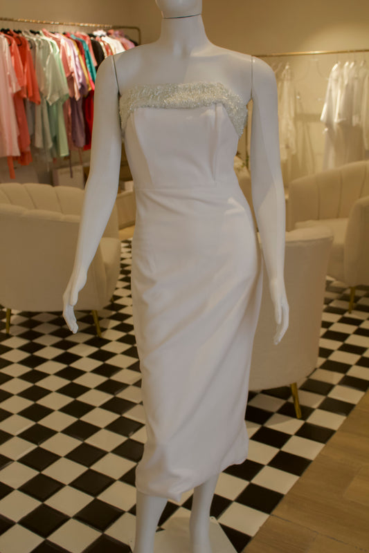 Vestido blanco midi strapless con perlitas en escote