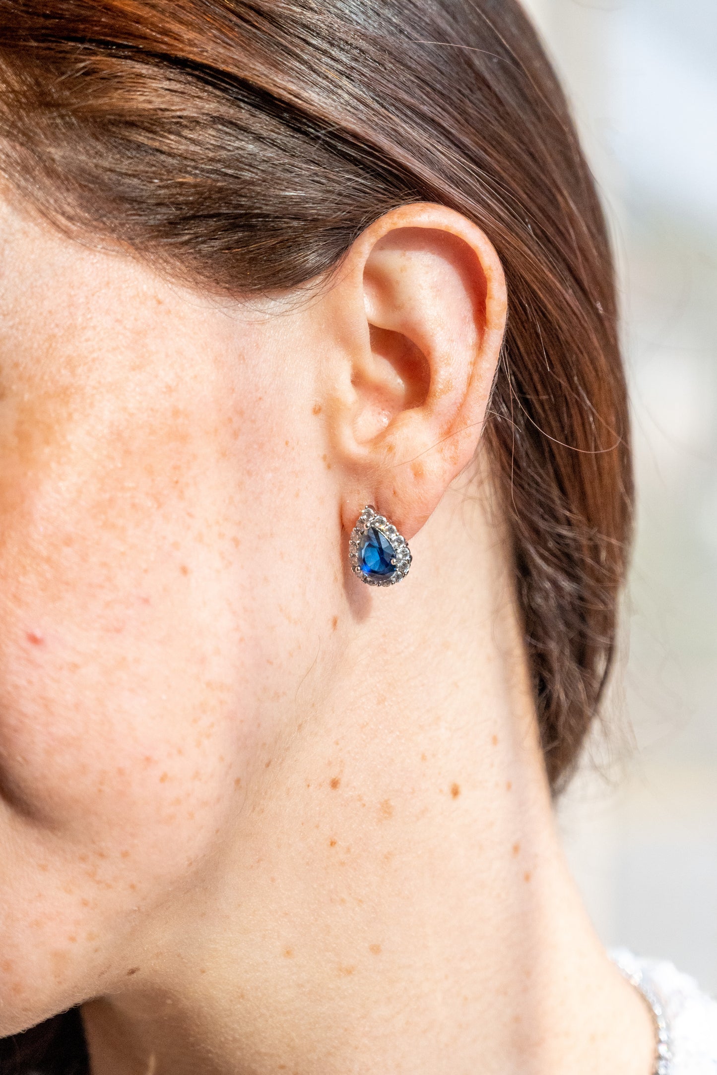 Aretes Brillantes y Detalle Azul (Gota)